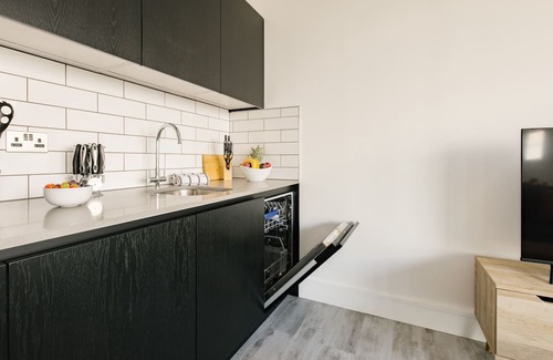 East Acton Apartment | 1-bedroom apartment with far reaching views of London. 10mins to central London.