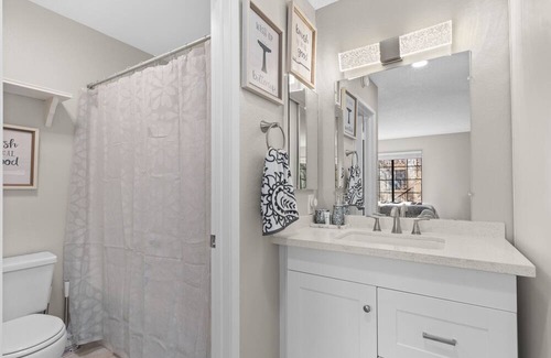 Palmdale Apartment | 1 bedroom upstairs stay!