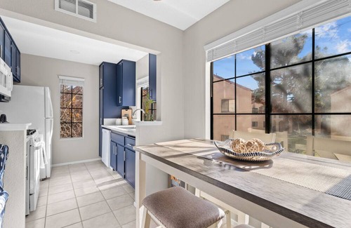 Palmdale Apartment | 1 bedroom upstairs stay!