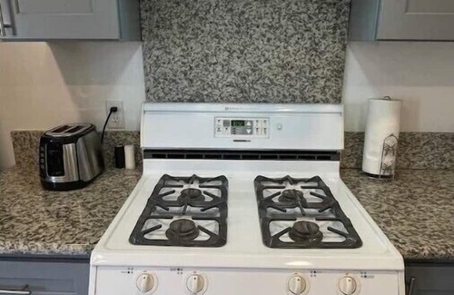 Santa Ana House | Grand 3BR/2BA House Central OC