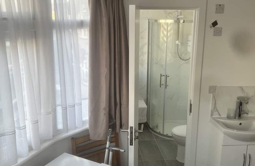 South Harrow Apartment | Brand New Studio Flat 5 minutes from central london