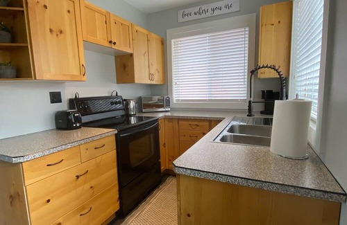 Okanagan-Similkameen Apartment | Falconridge Villa Guest Suite = Peace and Tranquilityn