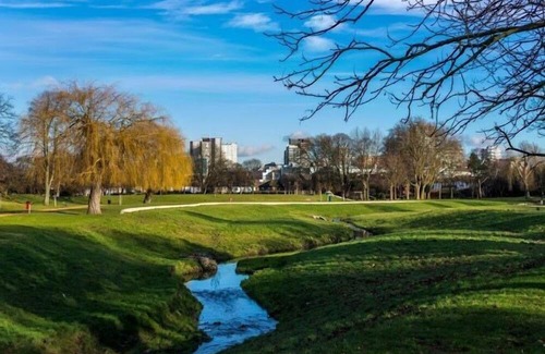 Fairfield Apartment | Croydon 2 BR Apartment near Waddon Station!