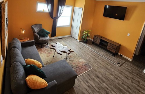 Holly Apartment | The Caboose - Cozy space, steps from downtown