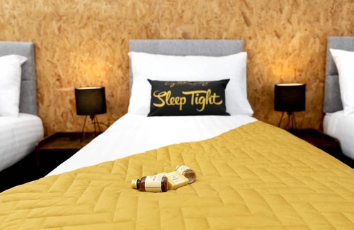 Headingley Apartment | The Headingley House Leeds - Hot Tub - Sleeps Up To 12 - EV Charging