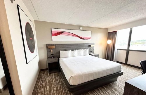 Cedar Rapids - Iowa City House | Master suite w/ private bathroom