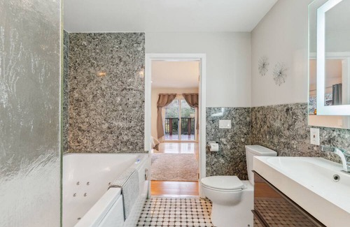 Sequoyah Apartment | Modern Luxury in Oakland Oasis: Spacious Modern