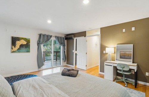 Sequoyah Apartment | Modern Luxury in Oakland Oasis: Spacious Modern