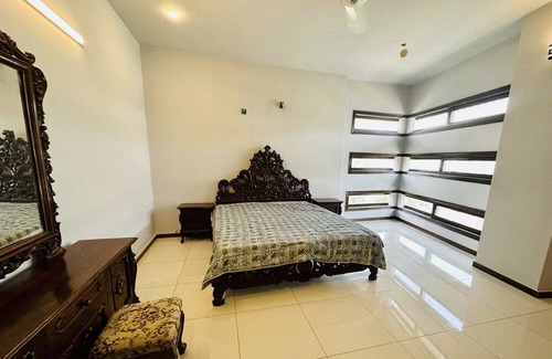 Saddar Town House | Modern Spacious Home in Clifton. Wealthy and safe area! — 5 min from Dolmen Mall