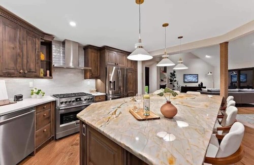 East Boulder House | Luxury 4 bed, 3 Bath + Office - Pets OK