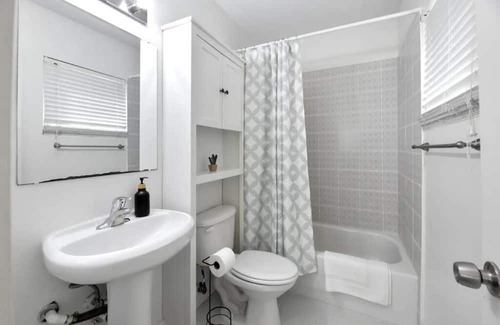 Old Enfield House | ROOMY RANCH: Local to SXSW, Austin City Limits & ATX Open