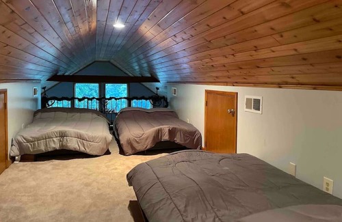 Mt. Bethel Cabin | Cozy Chalet with Cabin Vibes overlooking Delaware River. Hot Tub!