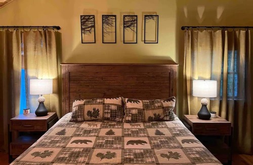 Mt. Bethel Cabin | Cozy Chalet with Cabin Vibes overlooking Delaware River. Hot Tub!