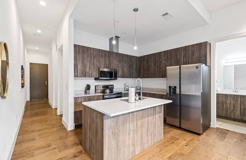 Cedars Apartment | Spacious & Modern - Downtown!