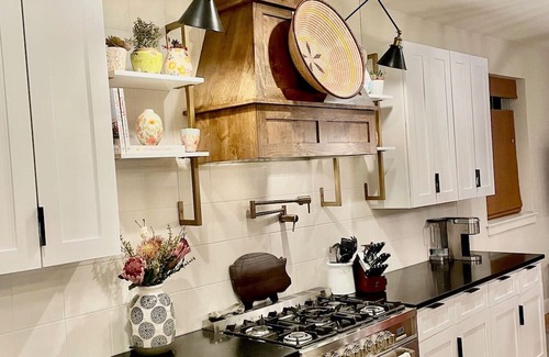Sloan Lake House | Gorgeous remodeled Bungalow with front and backyard space- walk to restaurants!