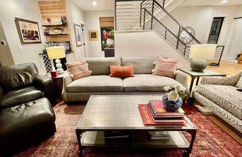 Sloan Lake House | Gorgeous remodeled Bungalow with front and backyard space- walk to restaurants!