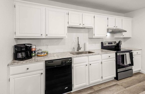 Bentonville House | Great for Couples+Hot Tub+5 Min to Downtown+King