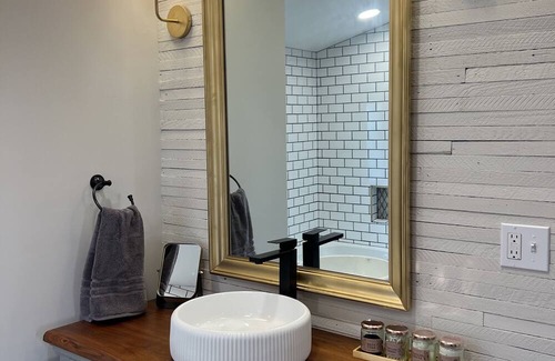 Vicksburg House | Massey’s on Crawford- The King Suite