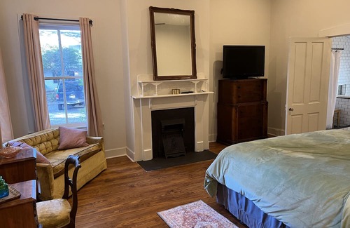 Vicksburg House | Massey’s on Crawford- The King Suite