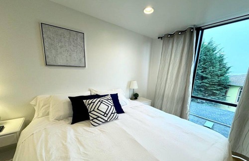 Judkins Park House | Contemporary 2BR Townhouse near Downtown Seattle