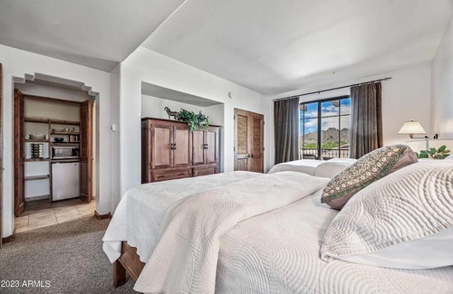 Carefree Condo | Luxury Unit Carefree, Arizona with great golfing, art, restaurants and shopping