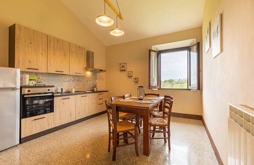 Castiglione d'Orcia Apartment | Apartment 'Rossello' with Private Terrace, Private Garden and Wi-Fi