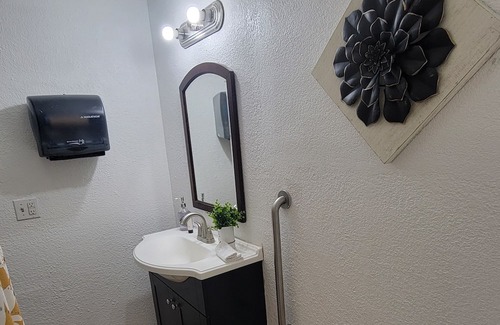 El Paso House | Adorable Cottage Rented By Room 2