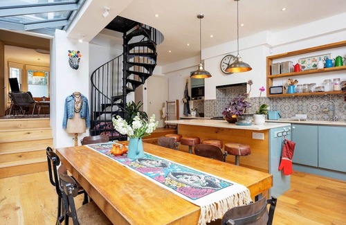 Kilburn House | Visual Poetry, by Veeve