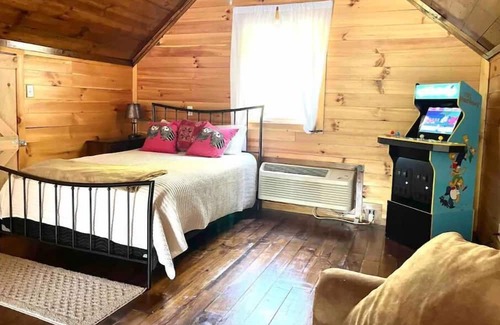 Campton Cabin | Secluded forest getaway on 50 acres, near RRG