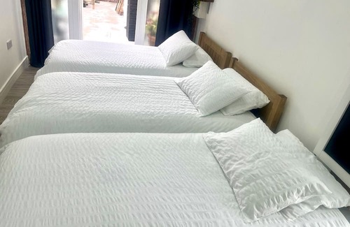 Luton Apartment | Nice and Cosy Large Studio Near Luton Airport