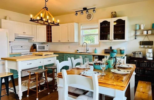 Saint-Claude House | Rowing, Waterfront, Spa