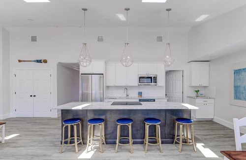 Historic Hill Condo | Elegant Thames St. Loft w/View of Town and Harbor