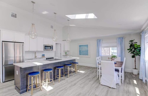 Historic Hill Condo | Elegant Thames St. Loft w/View of Town and Harbor