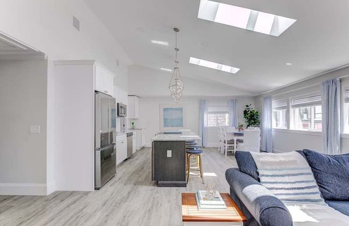 Historic Hill Condo | Elegant Thames St. Loft w/View of Town and Harbor
