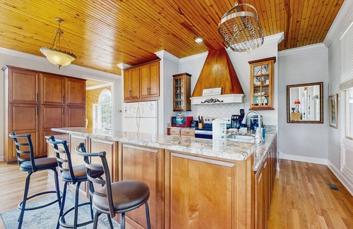 Maynardville Cabin | Stunning lake front home w/dock, card tables, wet bar, fire pit & amazing views!