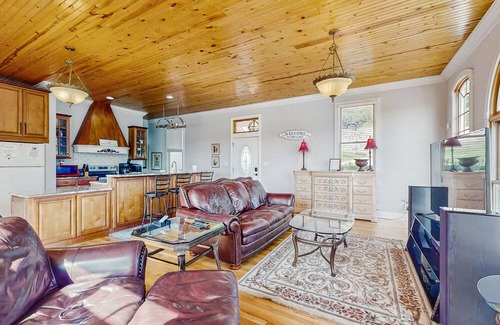 Maynardville Cabin | Stunning lake front home w/dock, card tables, wet bar, fire pit & amazing views!