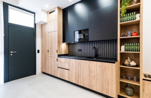 Figares Apartment | Luxury Urban Hideaway Near Granada City Center