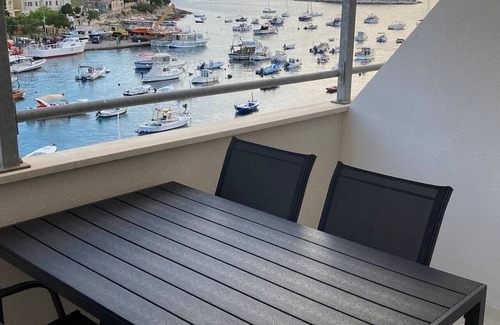 Krizna luka Apartment | One bedroom apartment with terrace and sea view Hvar (A-24926-d)