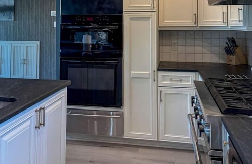 Miller Beach Villa | Luxurious Villa with Hot-tub, Fire Pit and Games in Gary, Indiana