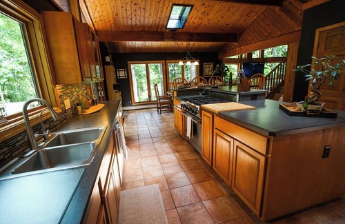 Chardon Cabin | Unique cabin retreat with hot tub, in the heart of Ohio Wine Country