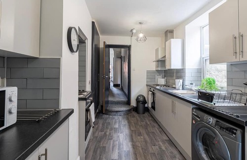 Warrington House | Spacious 6BR House | Central Warrington | Unli Wi-Fi | Free Parking | Sleeps 12