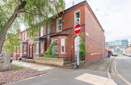 Warrington House | Spacious 6BR House | Central Warrington | Unli Wi-Fi | Free Parking | Sleeps 12