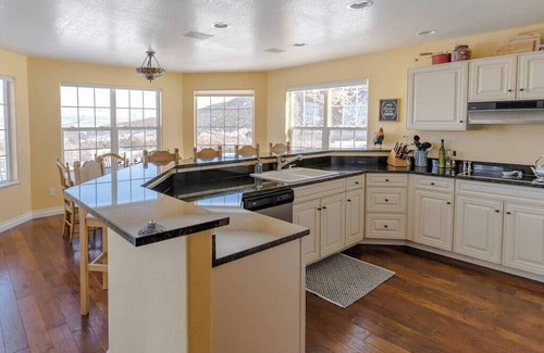 Mesa House | Lone Eagle Haven Close to Powderhorn