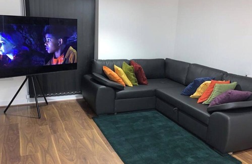 West Thurrock Apartment | Posh 1 Bed Flat-Direct links to Central London