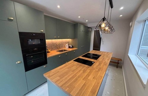 Bootle House | R5 - Spacious Loft Ensuite Room near Liverpool