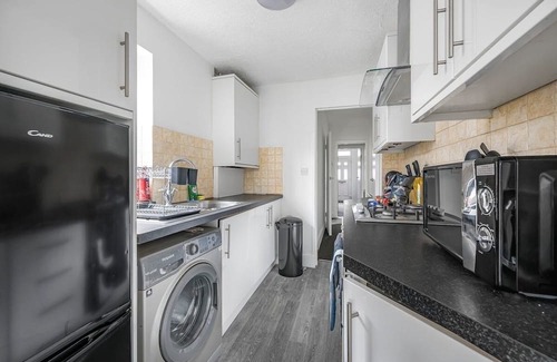 Stanford-le-Hope House | Modern 3Bed | A13/M25/Basildon Hospital | Sleeps 6