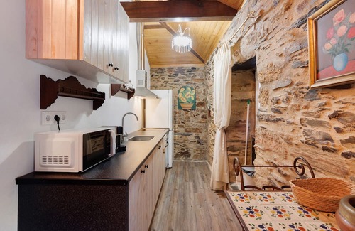 Castelo de Paiva House | Holiday Home 'T2 Da Chica' with Shared Pool, Wi-Fi and Air Conditioning