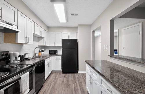 Marietta Apartment | Spacious 2Bd/2Bth Apt I Private Porch I Parking