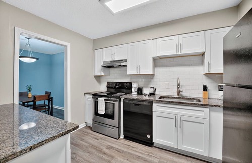 Marietta Apartment | Spacious 2Bd/2Bth Apt I Private Porch I Parking