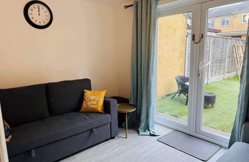 Havering House | Romford Retreat - Spacious 4 Bedroom House